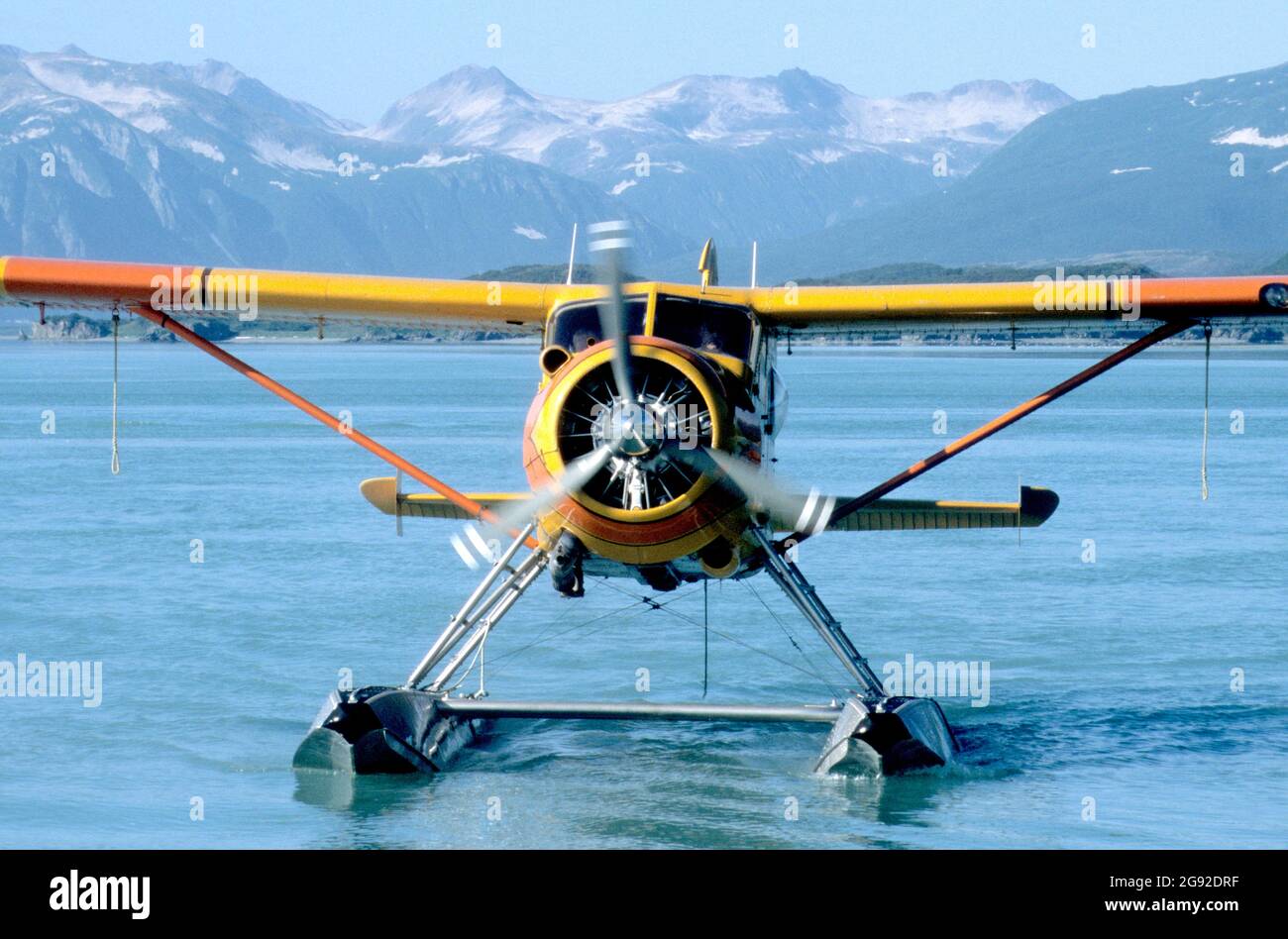Aereo galleggiante de Havilland Beaver sulla Baia di Kukak, Parco Nazionale di Katmai, Alaska Foto Stock
