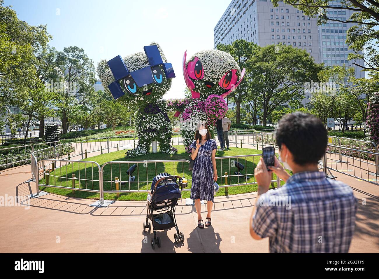 Tokio, Giappone. 24 luglio 2021. I visitatori guardano e scattano foto con Miraitova (l), mascotte ufficiale delle Olimpiadi estive di Tokyo 2020, e Someity, mascotte ufficiale delle Paralimpiadi. Le Olimpiadi di Tokyo 2020 si terranno dal 23 luglio 2021 all'8 agosto 2021. Credit: Michael Kappeler/dpa/Alamy Live News Foto Stock