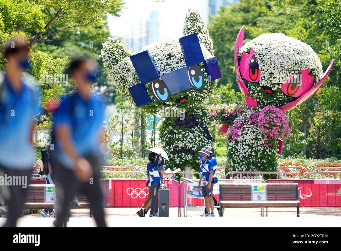 Tokio, Giappone. 24 luglio 2021. I visitatori guardano i personaggi Miraitova (l), mascotte ufficiale delle Olimpiadi estive di Tokyo 2020, e Someity, mascotte ufficiale delle Paralimpiadi. Le Olimpiadi di Tokyo 2020 si terranno dal 23.07.2021 al 08.08.2021. Credit: Michael Kappeler/dpa/Alamy Live News Foto Stock