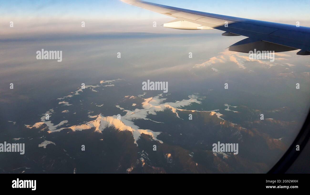 Riprese aeree dalla finestra su un aereo su montagne innevate. 28.03.2019. Foto Stock