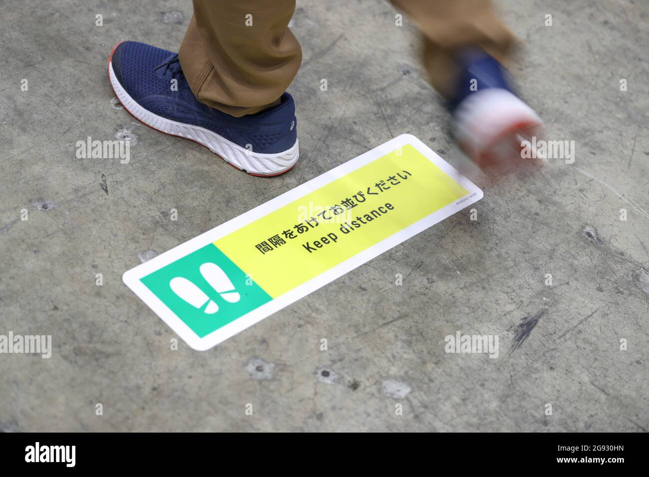 Tokyo, Giappone. 23 luglio 2021. "Keep Distance" è riportato su un adesivo presso il Centro Stampa principale (MPC). Le Olimpiadi di Tokyo 2020 si terranno dal 23.07.2021 al 08.08.2021. Credit: Friso Gentsch/dpa/Alamy Live News Foto Stock