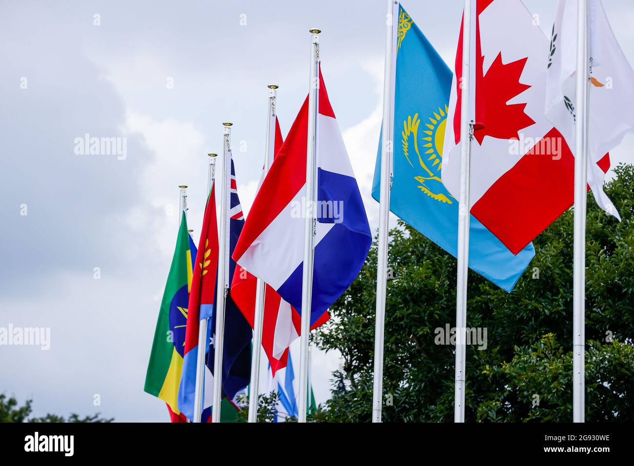 Tokyo, Giappone. 24 luglio 2021. TOKYO, GIAPPONE - LUGLIO 24: Una panoramica generale con bandiere multiple, compresa la bandiera nazionale olandese che gareggia sulla corsa maschile durante i Giochi Olimpici di Tokyo 2020 al Fuji International Speedway il 24 luglio 2021 a Tokyo, Giappone (Foto di PIM Waslander/Orange Pictures) NOCNSF Credit: Orange Pics BV/Alamy Live News Foto Stock