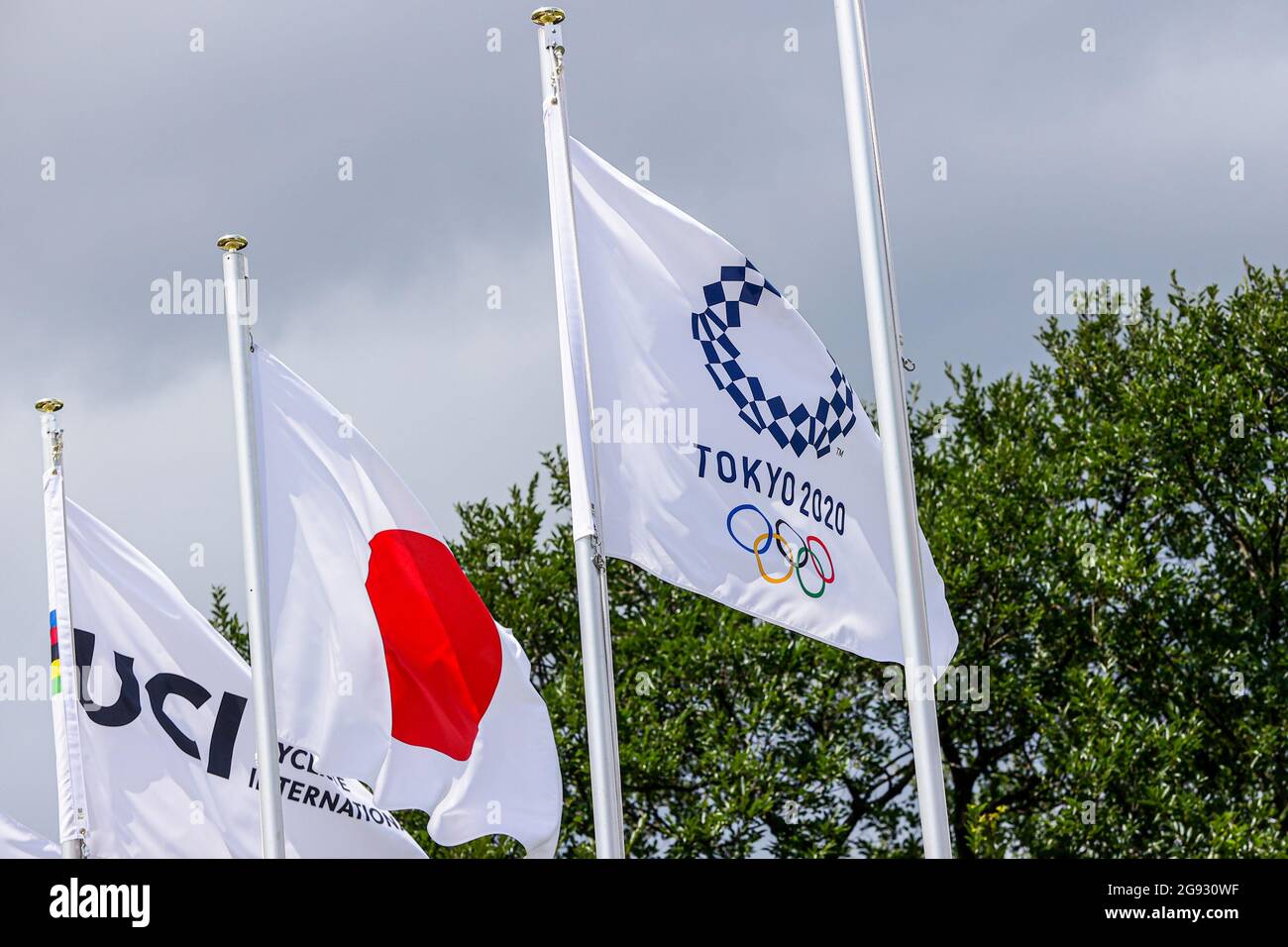 Tokyo, Giappone. 24 luglio 2021. TOKYO, GIAPPONE - LUGLIO 24: Bandiere multiple sono mostrate, con la bandiera degli UCI, Giappone e Tokyo 2020 in competizione su Men's Road Race durante i Giochi Olimpici di Tokyo 2020 al Fuji International Speedway il 24 luglio 2021 a Tokyo, Giappone (Foto di PIM Waslander/Orange Pictures) NOCNSF Credit: Orange Pics BV/Alamy Live News Foto Stock