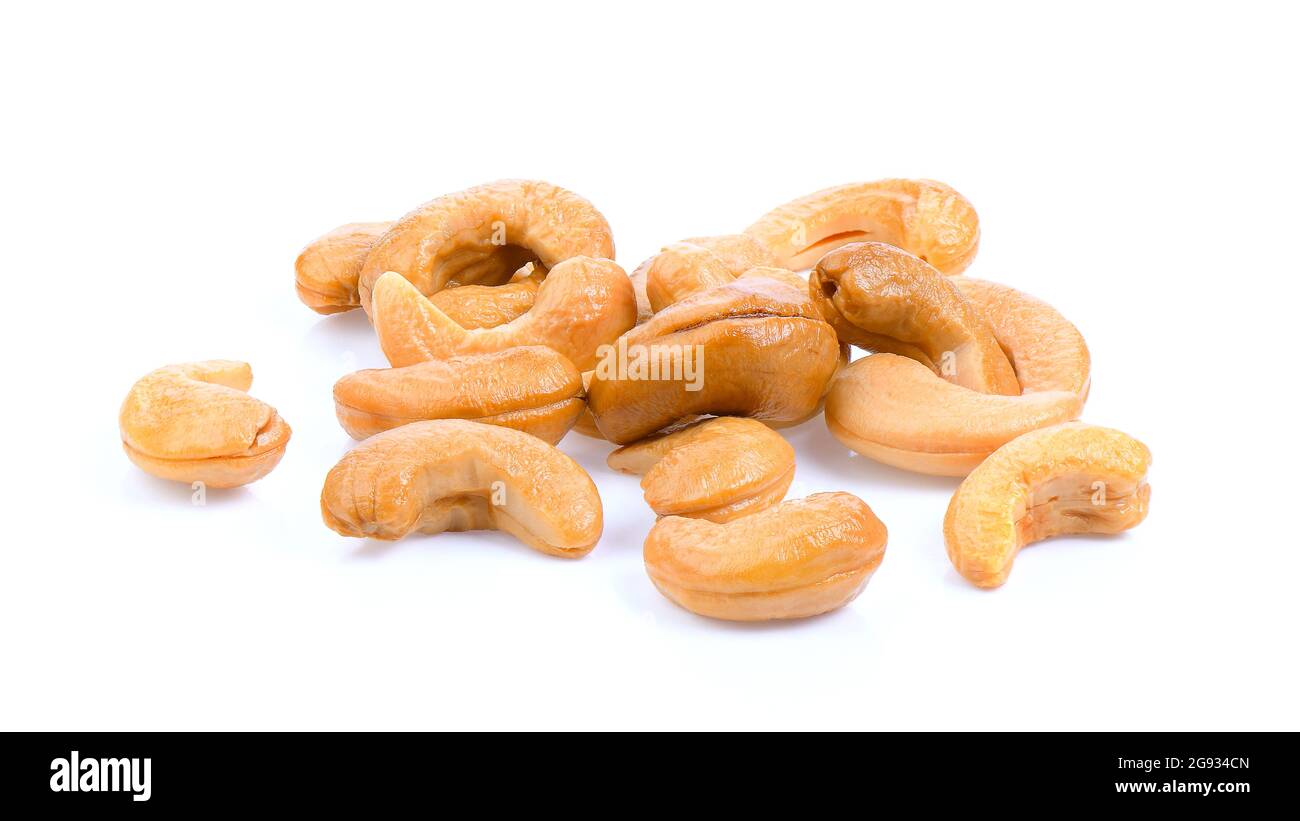 Cashews arrostiti isolati su sfondo bianco Foto Stock