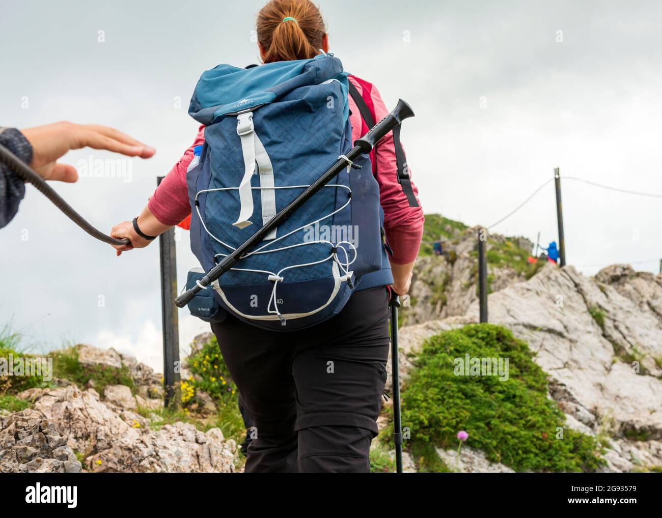 Escursionisti donne che usano la corda di metallo che attraversa il picco di Kozya Stena o il muro di camoscio sul sentiero a lunga distanza E3 Path, Troyan Mountain, Bulgaria Foto Stock