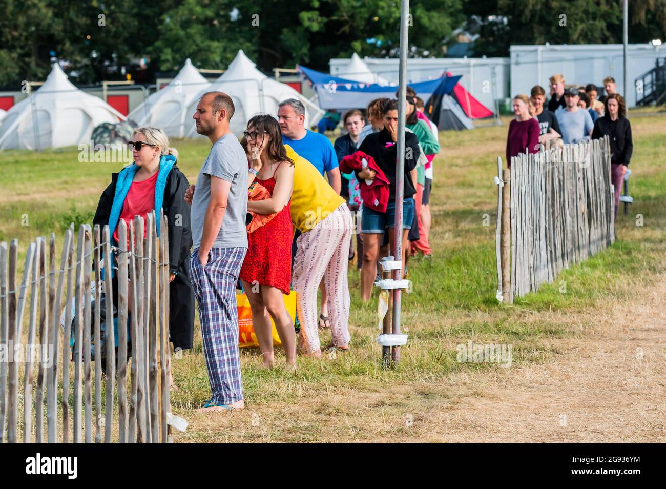 Henham Park, Suffolk, Regno Unito. 24 luglio 2021. Le code mattutine per le docce - il 2021 Latitude Festival, Henham Park. Suffolk, torna come un evento di test covid dopo un anno di distanza a causa della pandemia. Credit: Guy Bell/Alamy Live News Foto Stock