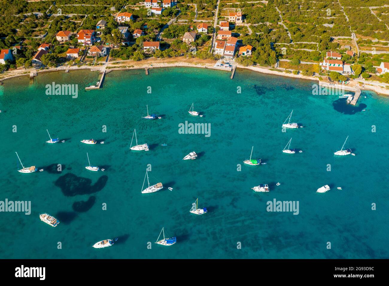 Vista aerea degli yacht e delle barche a vela vicino all'isola IST, il mare Adriatico in Croazia Foto Stock