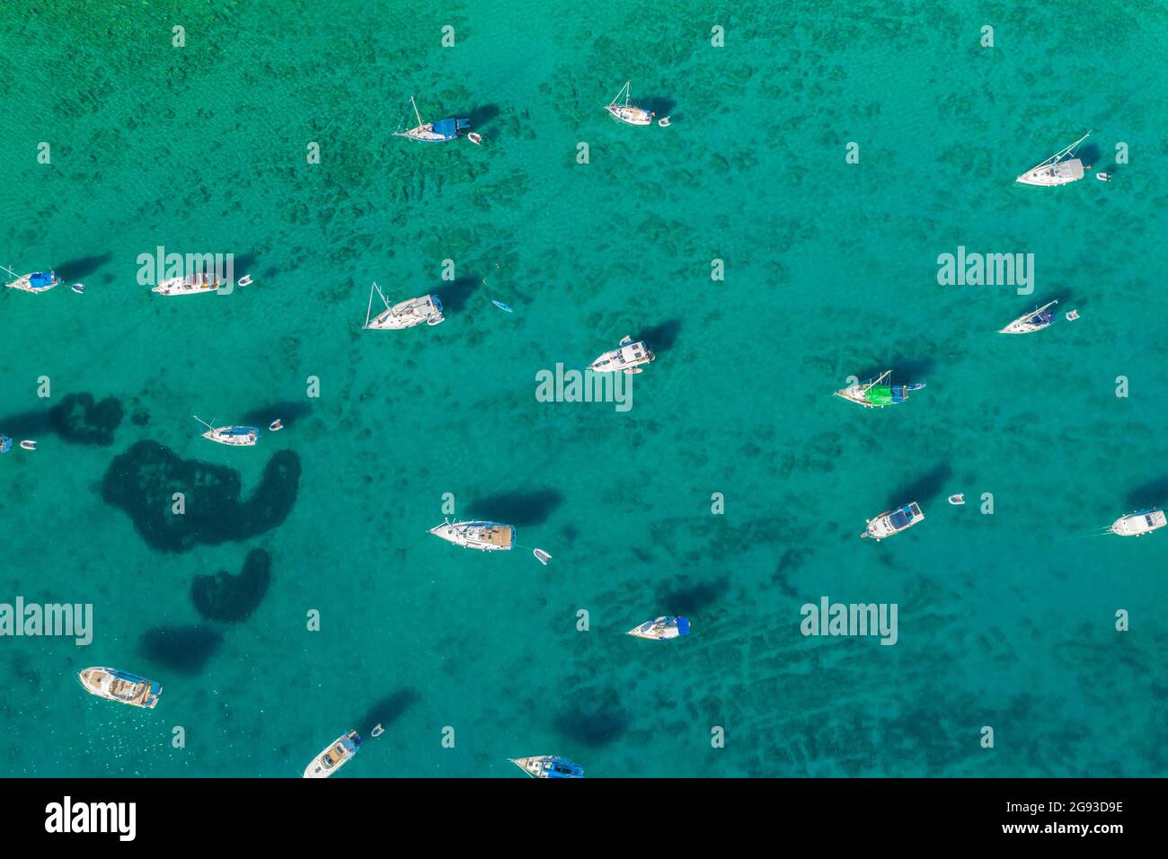 Vista aerea degli yacht e delle barche a vela vicino all'isola IST, il mare Adriatico in Croazia Foto Stock