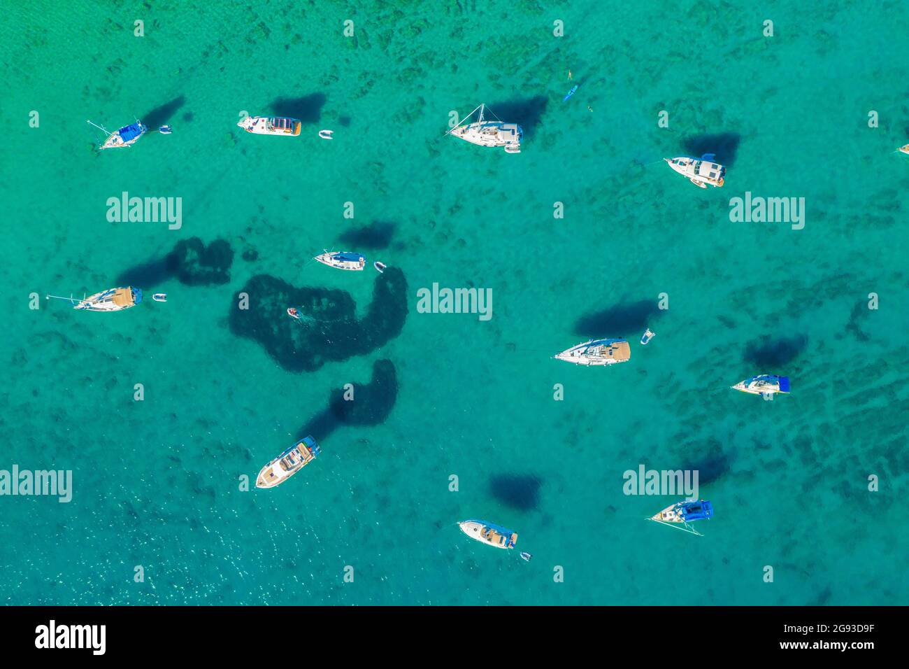 Vista aerea degli yacht e delle barche a vela vicino all'isola IST, il mare Adriatico in Croazia Foto Stock