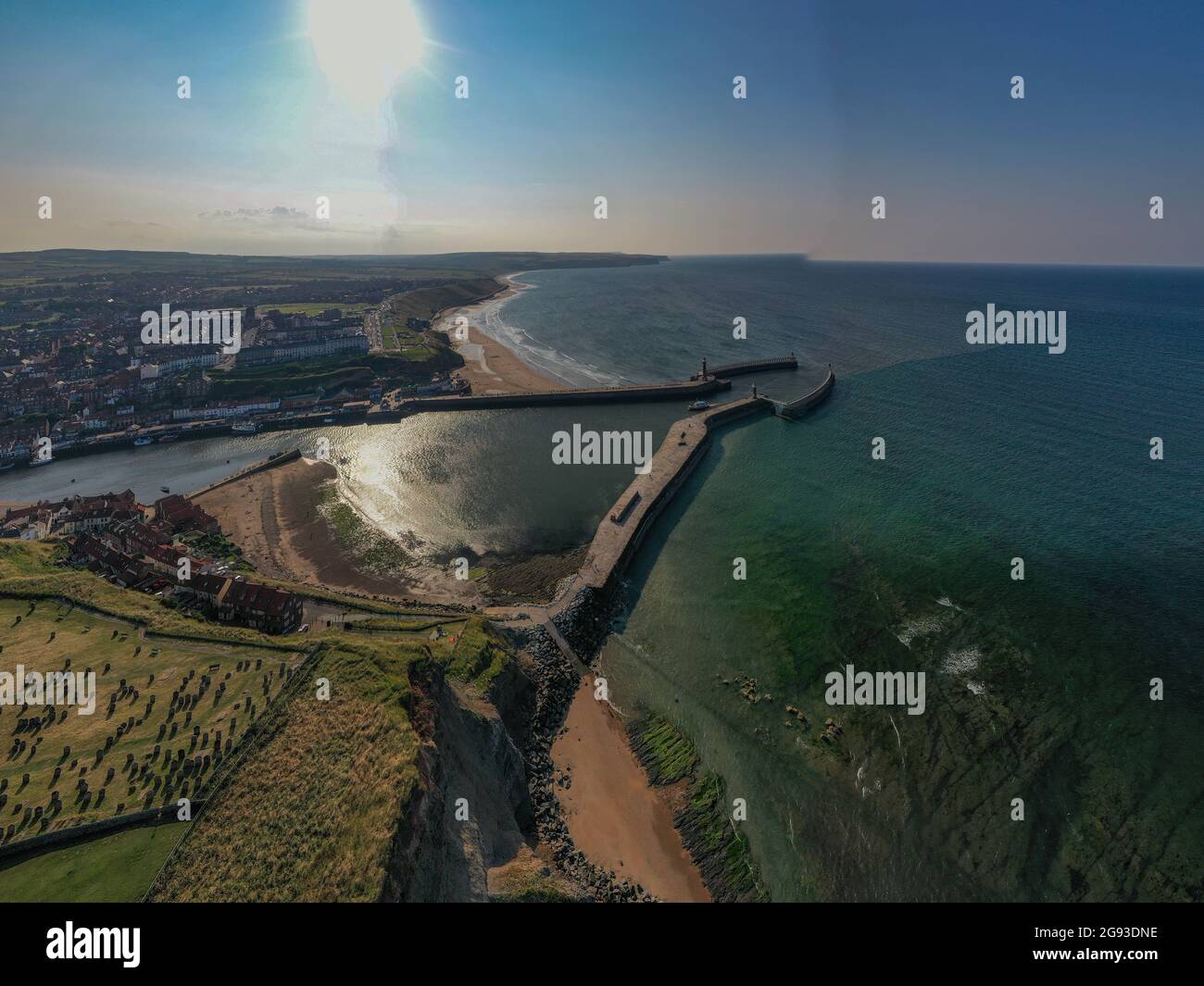 Whitby Abbey e Harbour Aerial Drone North Yorkshire Coast Line Città storica Paesaggio Mare Fish and Chips Rock Fossili Whitby Jet Seagulls Ice Foto Stock