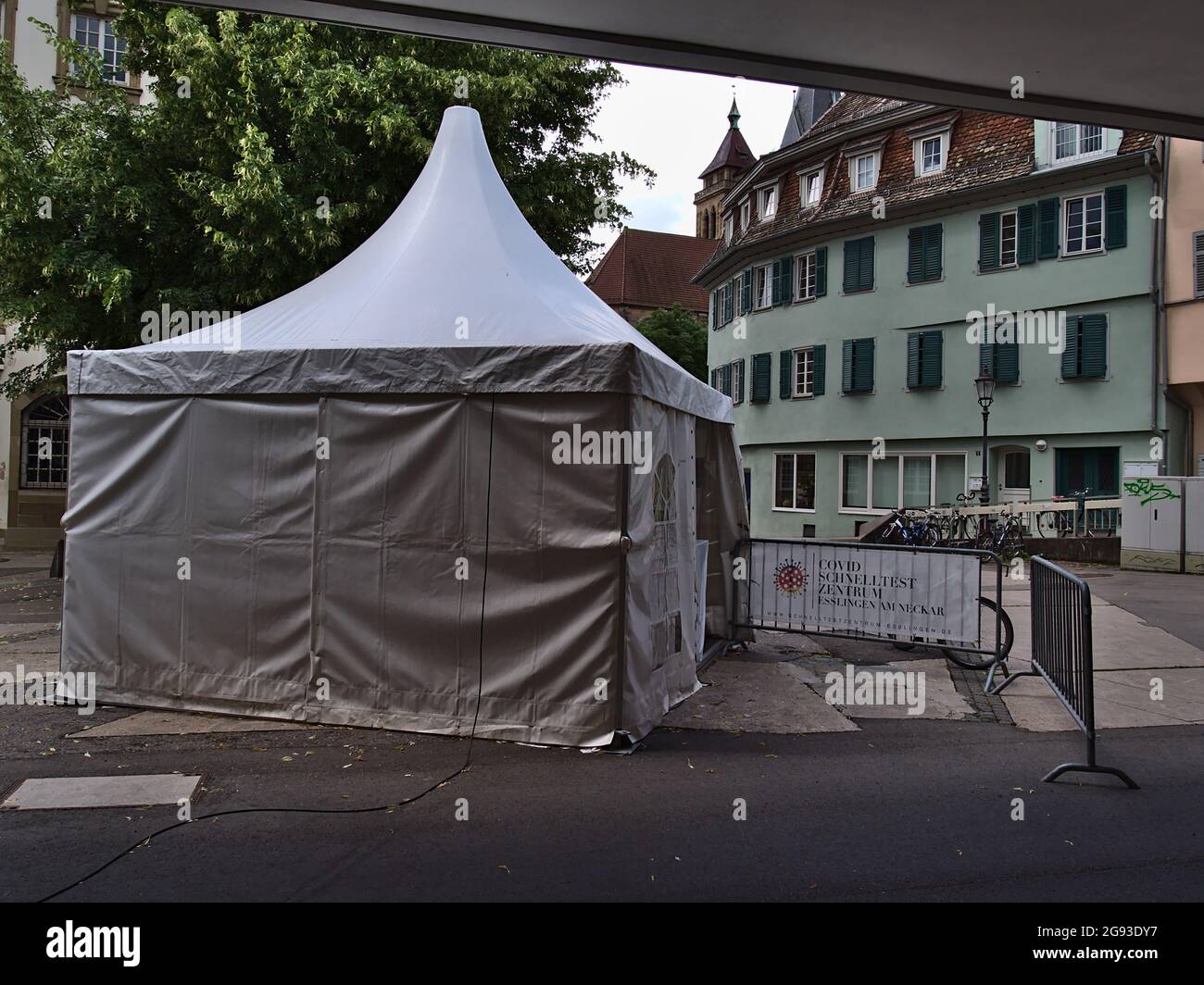 Tenda bianca di un centro di test Covid-19 nel centro di Esslingen, che offre test di coronavirus rapidi gratuiti ai cittadini durante la pandemia. Foto Stock