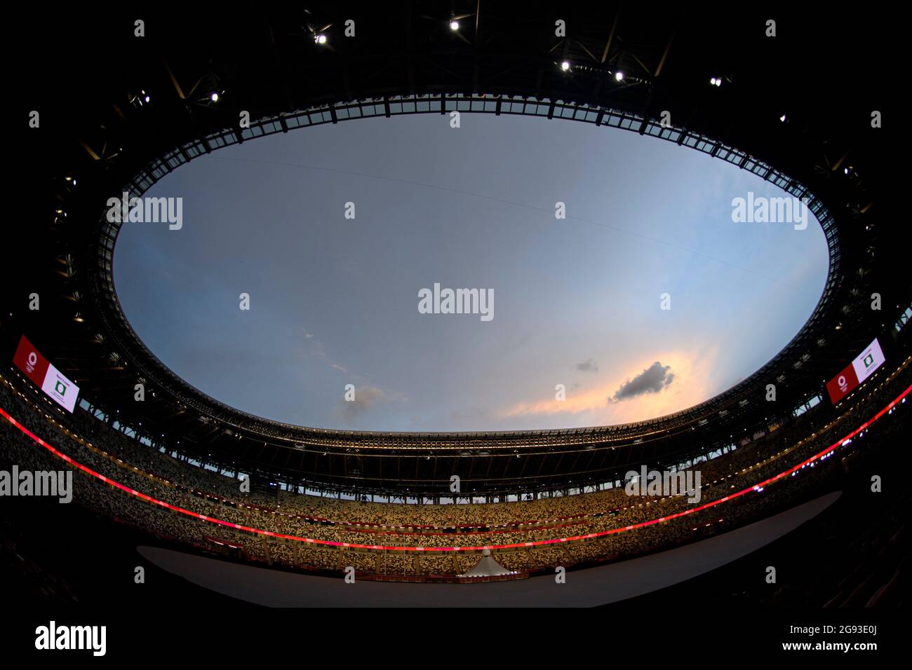 Tokyo, Giappone. 23 luglio 2021. Stadio Olimpico, Stadio Olimpico, stadio, panoramica, stadio vuoto, Caratteristica, foto simbolo, motivo di confine, cerimonia di apertura allo Stadio Olimpico, il 07/23/2021 Olimpiadi estive 2020, dal 07/23 al 2021. - 08.08.2021 a Tokyo/Giappone. Credit: dpa/Alamy Live News Foto Stock