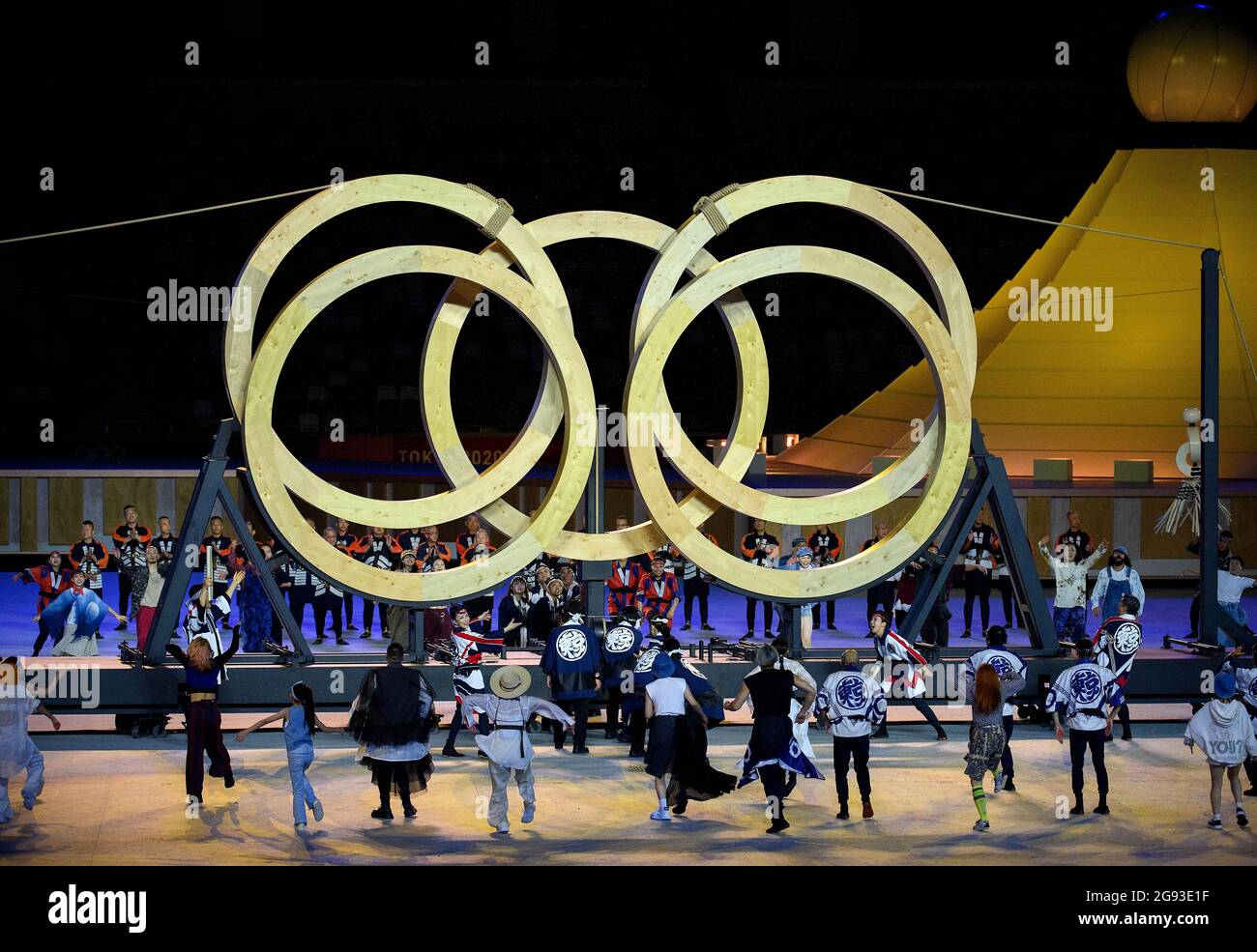 Coreografia, gli anelli olimpici in legno sono allestiti, ballano e ballano, cerimonia di apertura nello Stadio Olimpico, il 23 luglio 2021 Giochi Olimpici estivi 2020, dal 23 luglio. - 08.08.2021 a Tokyo/Giappone. Foto Stock