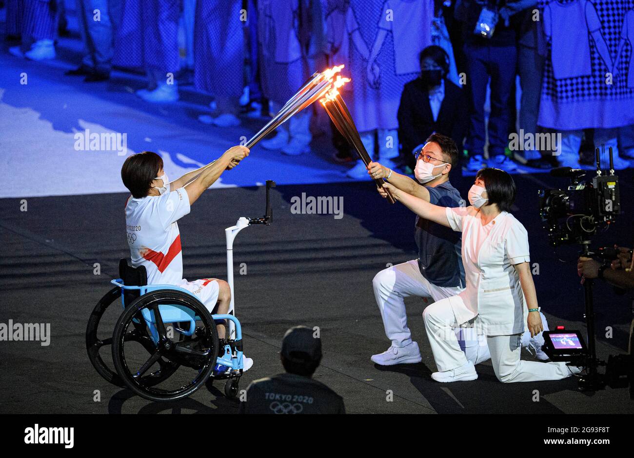 Il medico Hiroki OOOHASHI e l'infermiera Junko KITAGAWA (a destra) passano la fiamma olimpica con la loro torcia a Wakakako TSUCHIDA, atleta paralimpico, maratona su sedia a rotelle, più ulteriormente la torcia olimpica è portata nello stadio, caratteristica, foto di simbolo, motivo di confine, cerimonia di apertura nello stadio olimpico, il 23 luglio, 2021 Olimpiadi estive 2020, da luglio 23. - 08.08.2021 a Tokyo/Giappone. Foto Stock