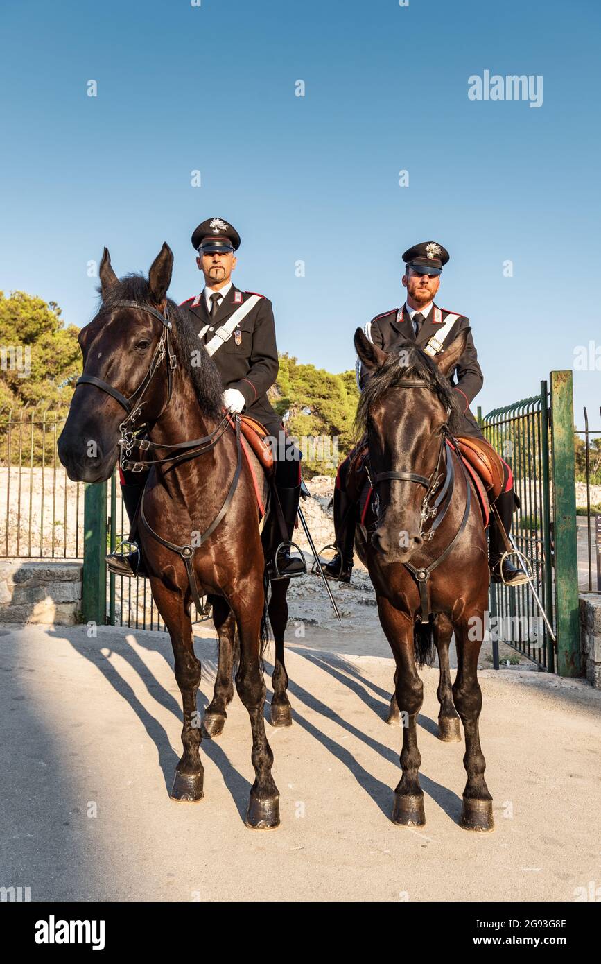 Siracusa Sicilia Italia - luglio 22 2021: Due carabinieri orgogliosi a cavallo all'interno del parco archeologico di Neapolis Foto Stock
