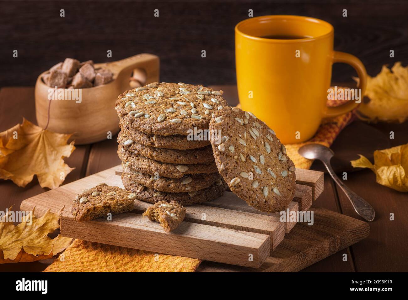Biscotti di farinata d'avena e una tazza di caffè su un tavolo di legno. Foto Stock