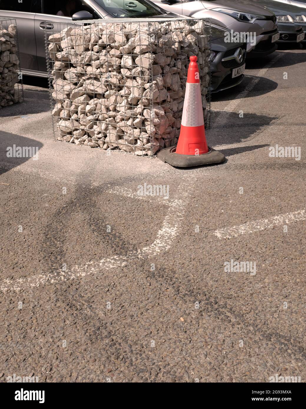 Maggio 2021 - segni di slittamento delle gomme dell'automobile sulla superficie stradale della gola di Cheddar, dove i grandi gabiani sono stati aggiunti per frenare i corridori del ragazzo del visitig si incontrano Foto Stock