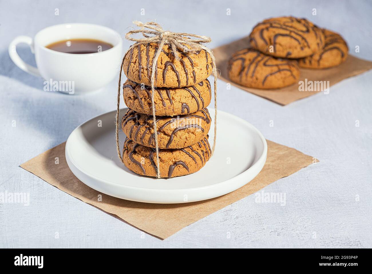 Biscotti di farinata d'avena e una tazza di caffè su un tavolo grigio. Foto Stock