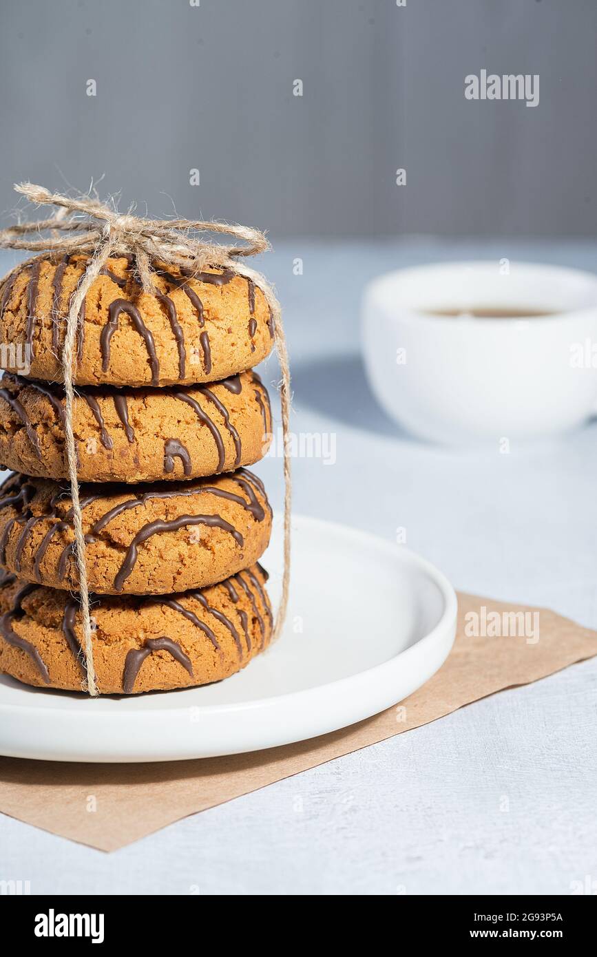 Biscotti di farinata d'avena su un tavolo di legno grigio. Foto Stock