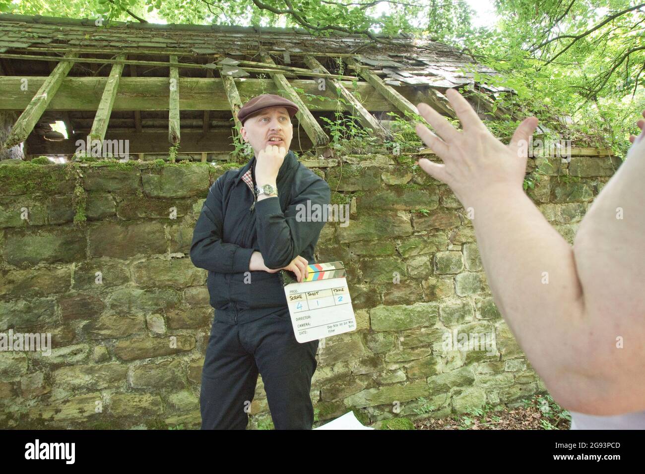 Sheffield, UK - 17 Luglio 2017 : David Cracker & Barbara Bentley in discussione creativa sulla location filmata Meltdown di Wellred Films a Eccleshall Wood Foto Stock