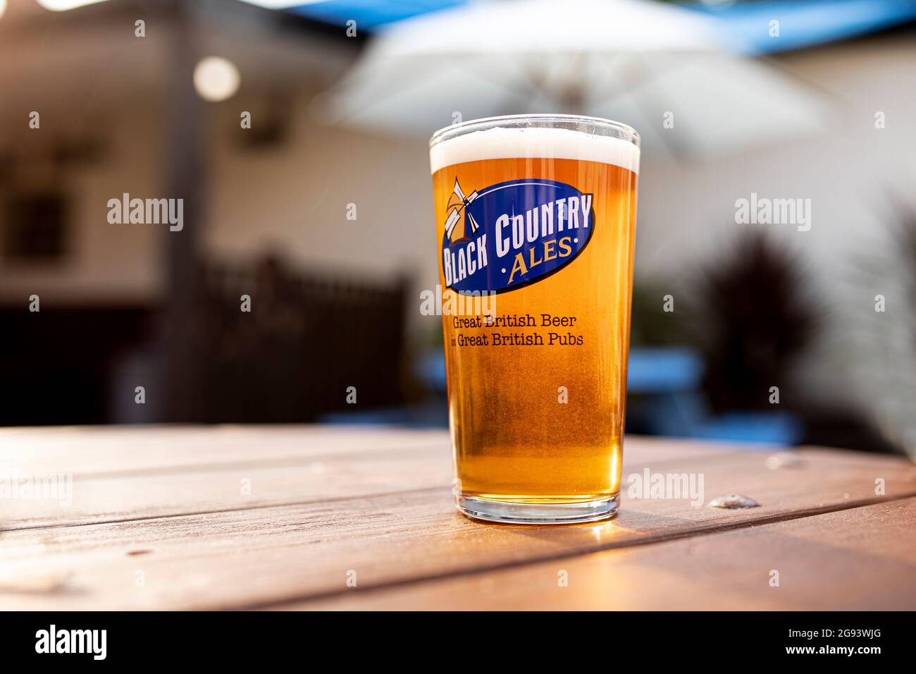 Black Country Ales pinta di birra reale in una birreria all'aperto nel Regno Unito Foto Stock