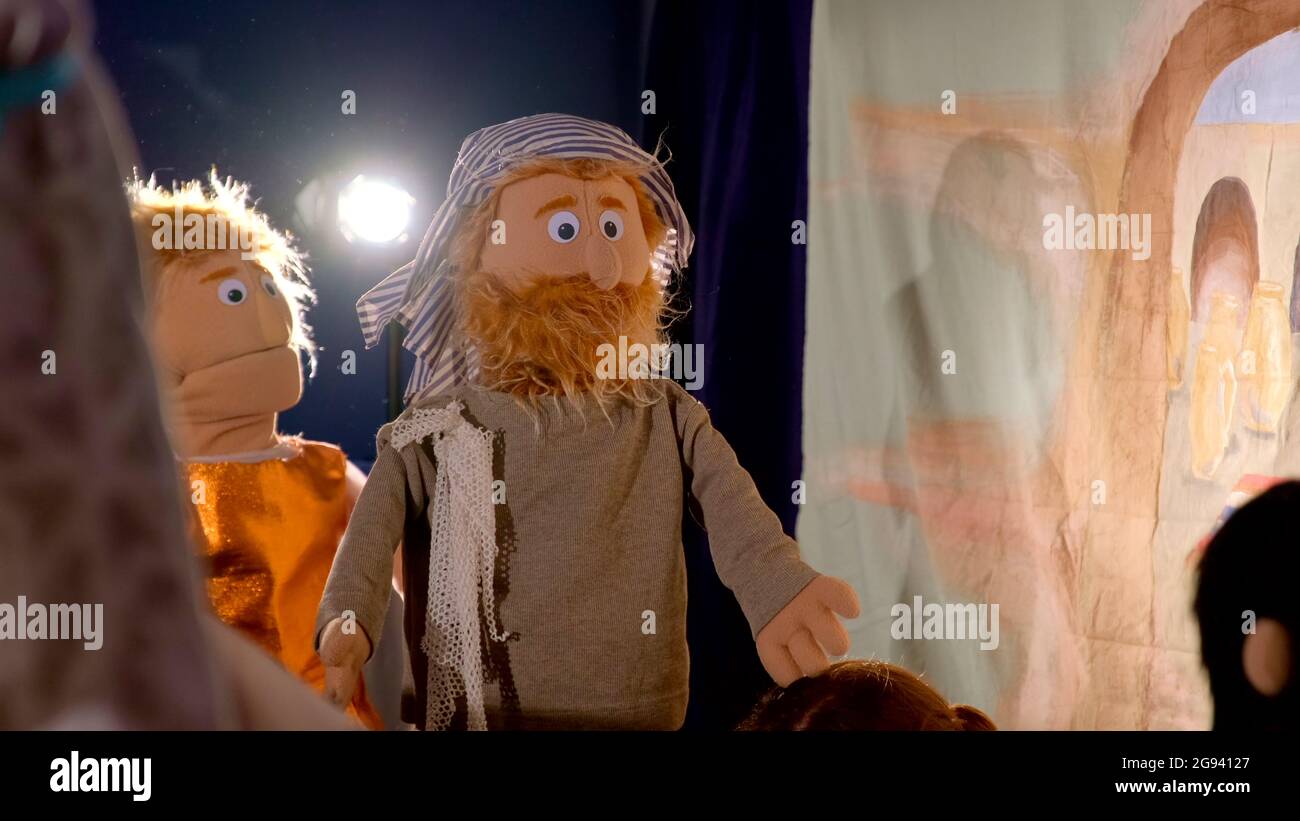 Teatro di burattini che gioca la storia della Bibbia: Puppet uomo con la barba e in tipico abbigliamento asiatico Foto Stock