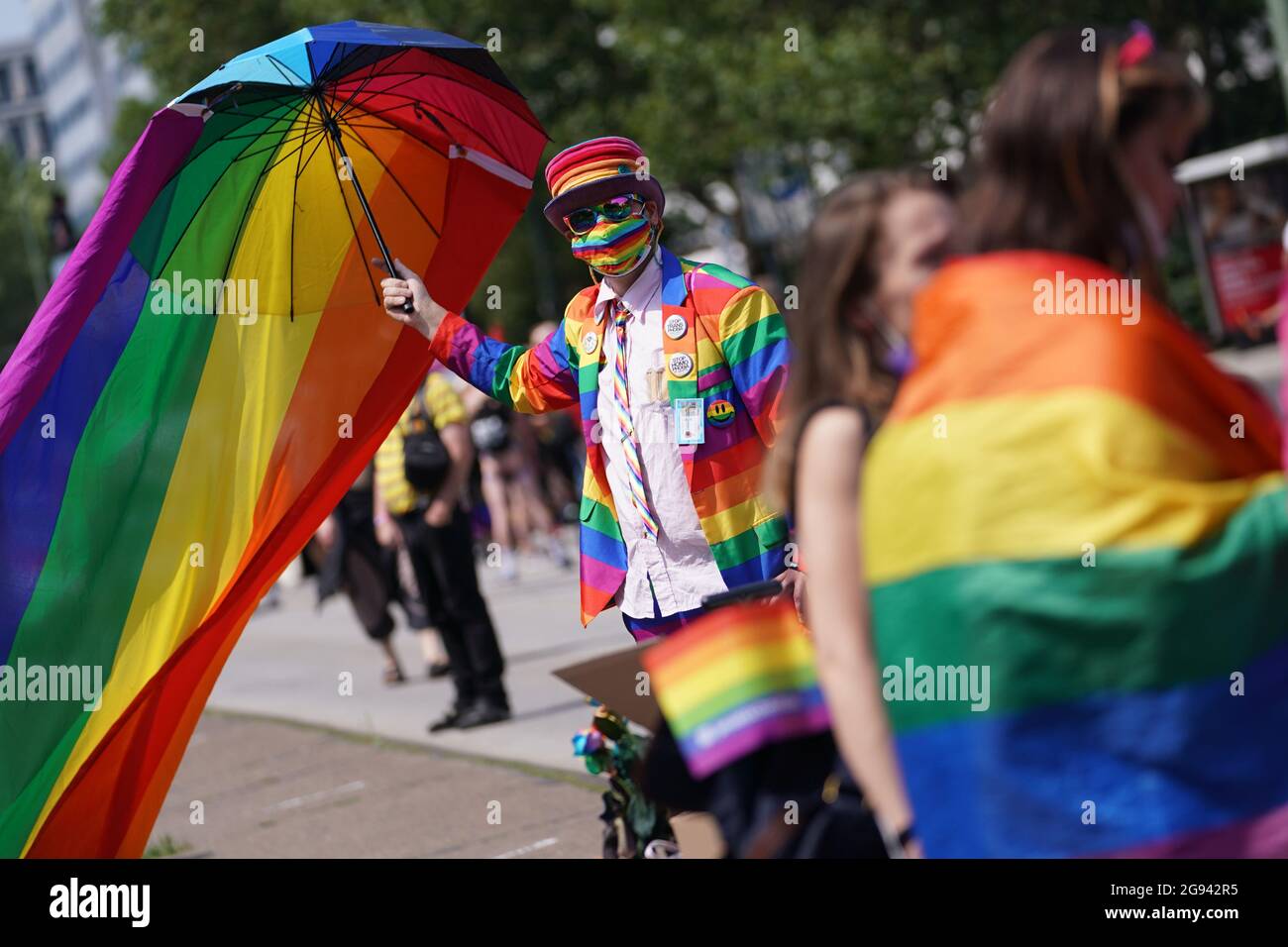 Berlino, Germania. 24 luglio 2021. Un uomo vestito di colori arcobaleno è  visto alla sfilata Christopher Street Day (CSD). Il motto ufficiale della  CSD è "Salva la nostra comunità - salva il