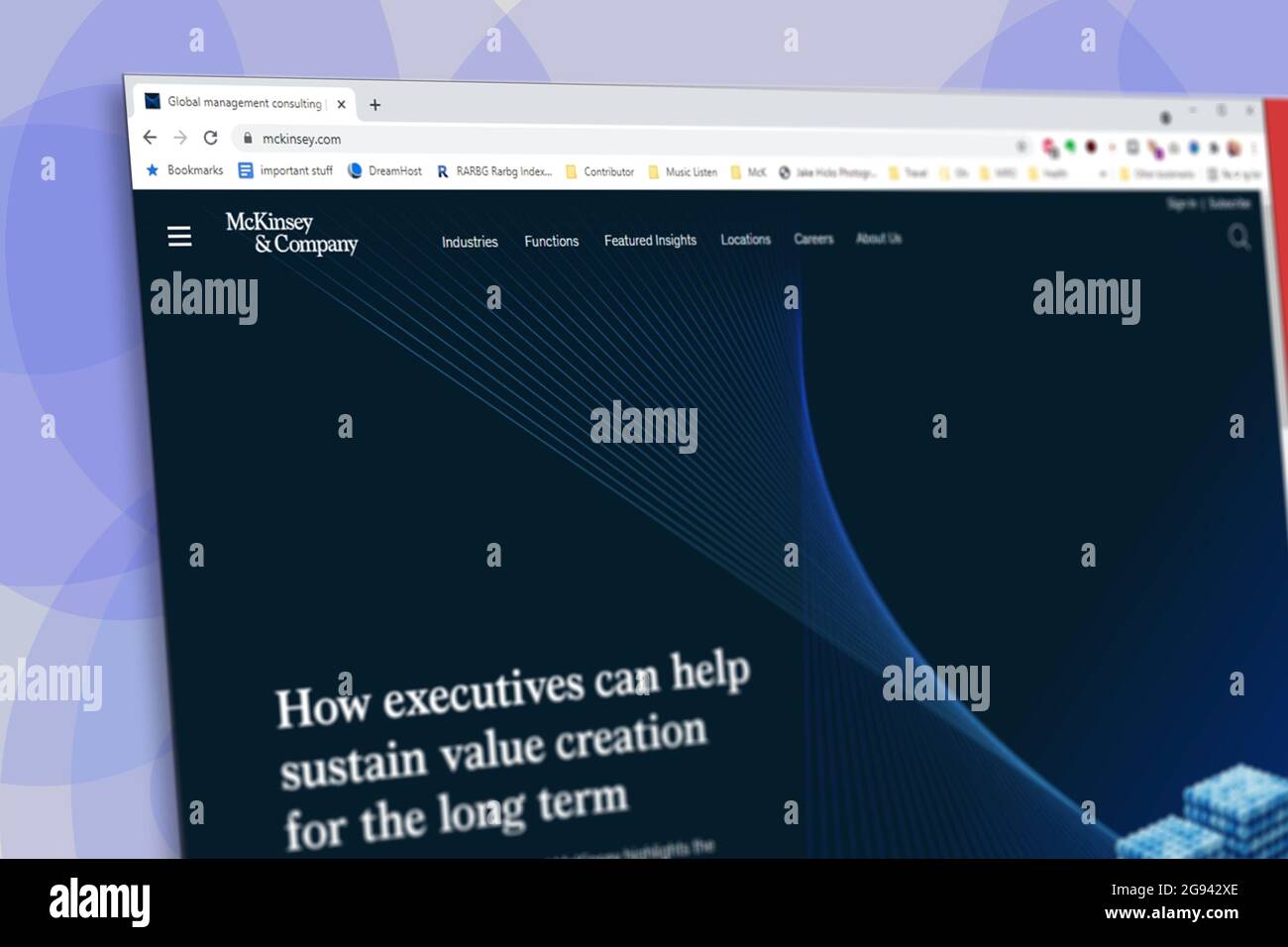 Istanbul, Turchia - Luglio 2021: Screenshot editoriale illustrativo della homepage del sito web di McKinsey e della Società. Logo McKinsey e Company visibile con sfocatura Foto Stock