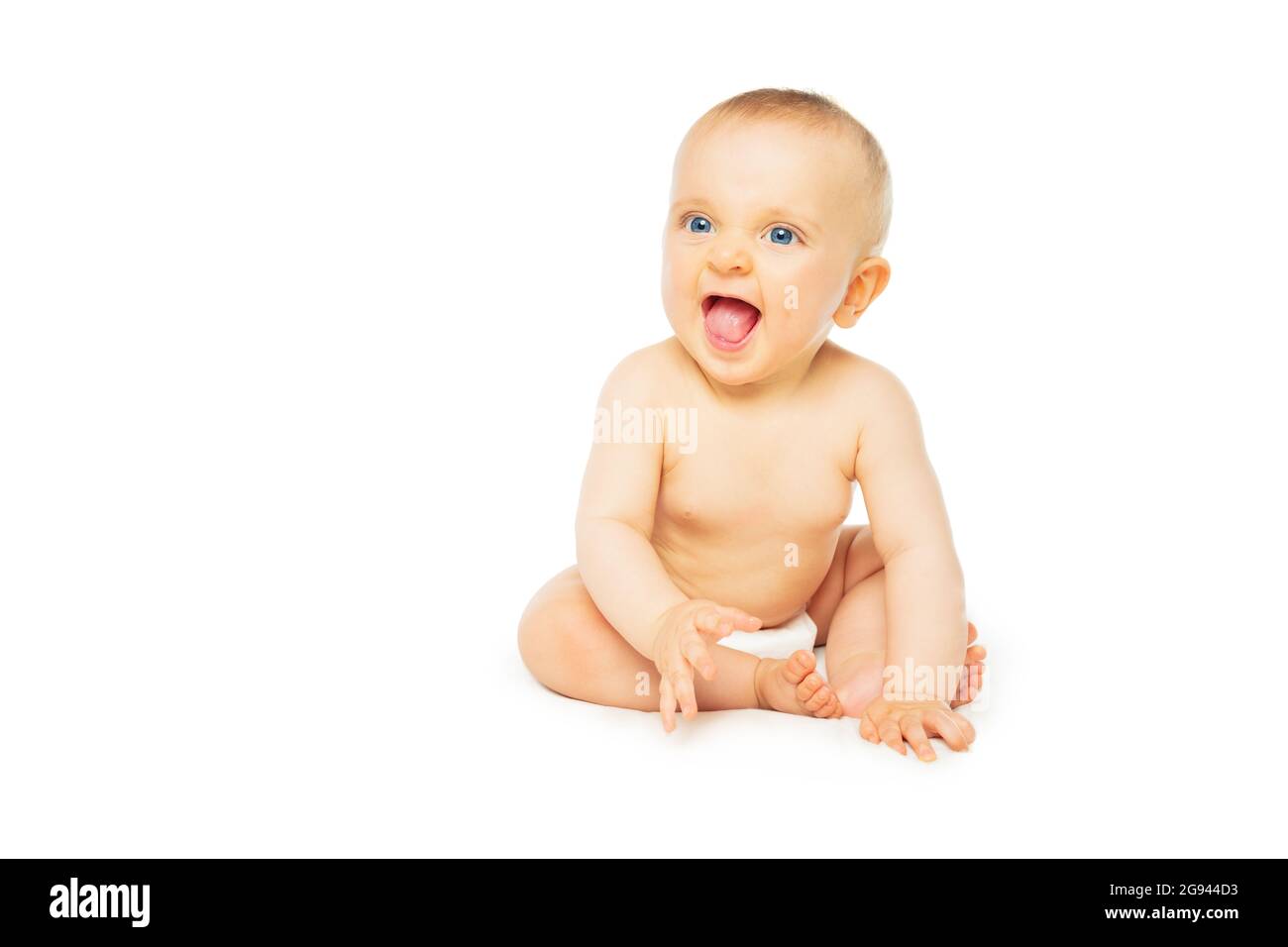 Baby girl in pannolino isolato, siediti sorriso e ridere Foto Stock