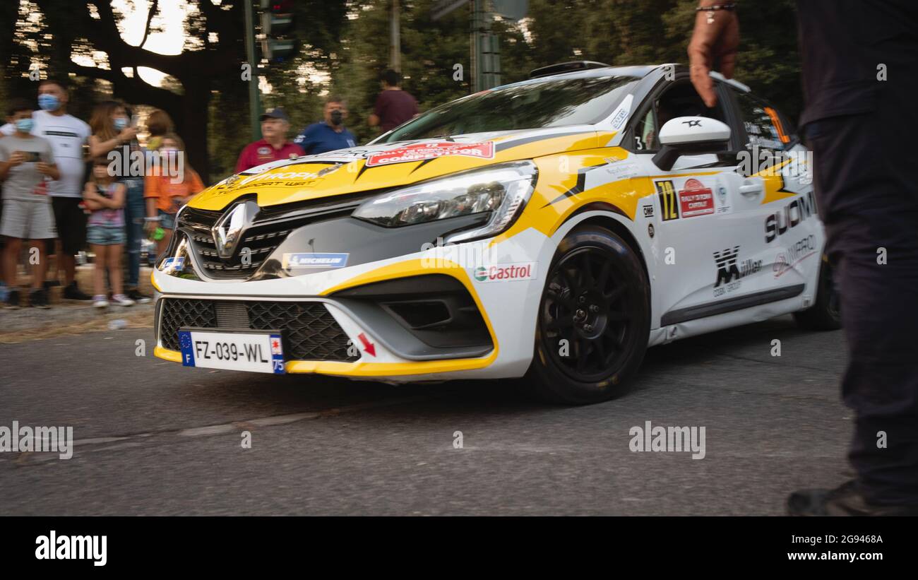 La vettura da rally Renault Clio si unisce alla tappa SSS0 tra gli spettatori durante la gara del Rally di Roma capitale, Roma, Italia Foto Stock