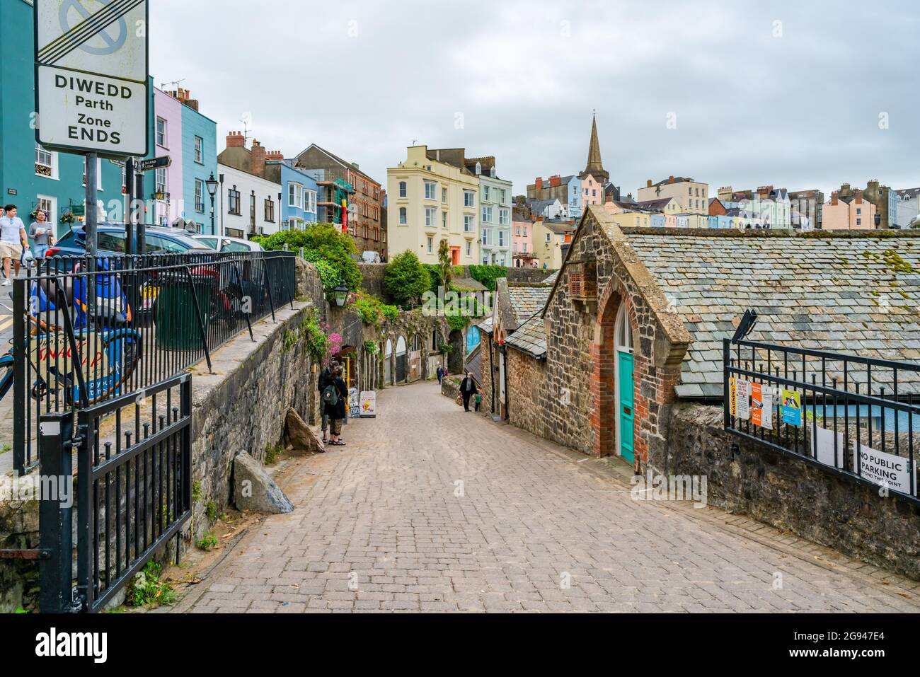 TENBY, GALLES - 28 GIUGNO 2021: Tenby è una città balneare di Pembrokeshire, Galles, sul lato occidentale della baia di Carmarthen, nota per la sua città del XIII secolo Foto Stock