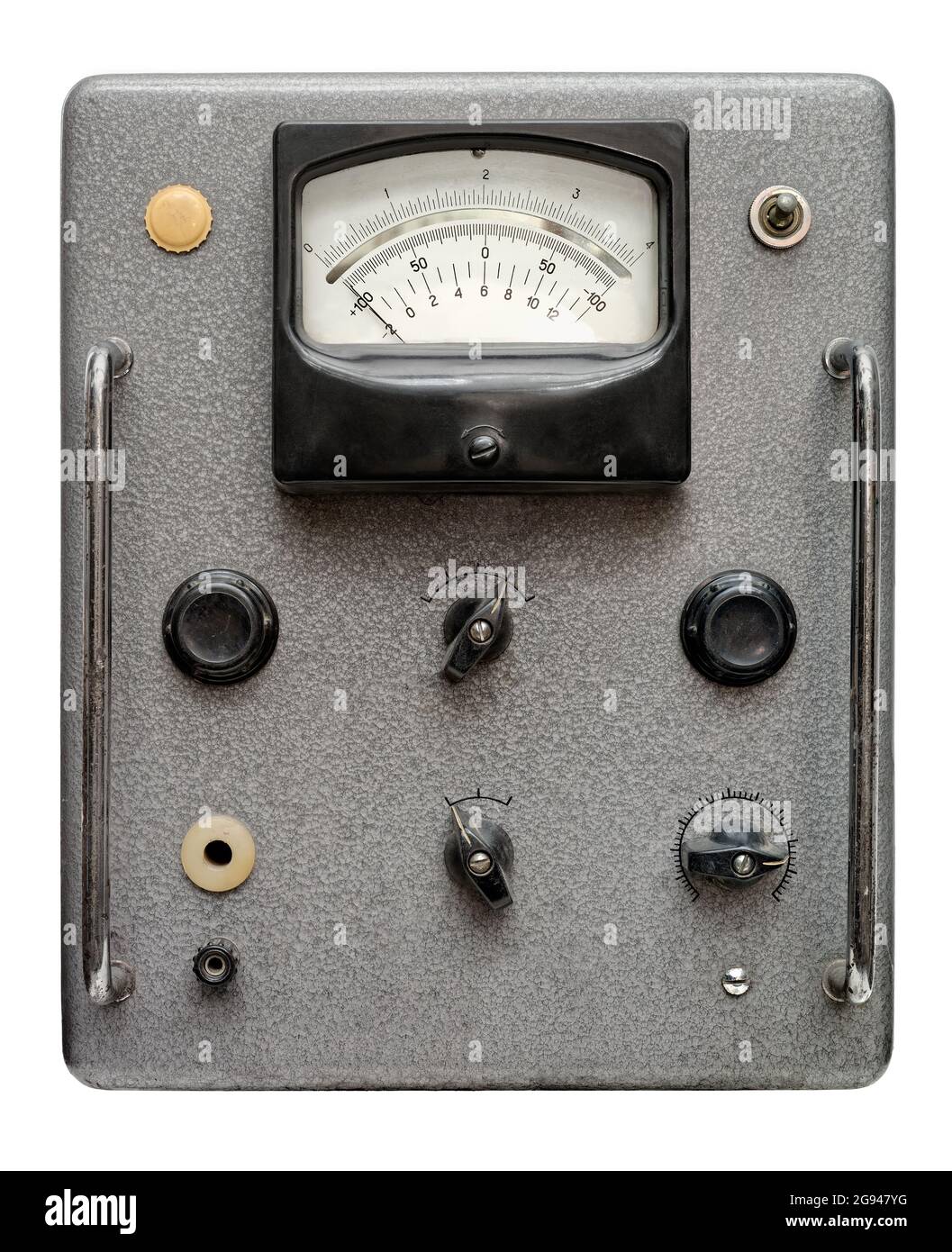 Oggetti isolati: Pannello di controllo molto vecchio con interruttori, lampade, indicatori, scale e quadranti, su sfondo bianco Foto Stock