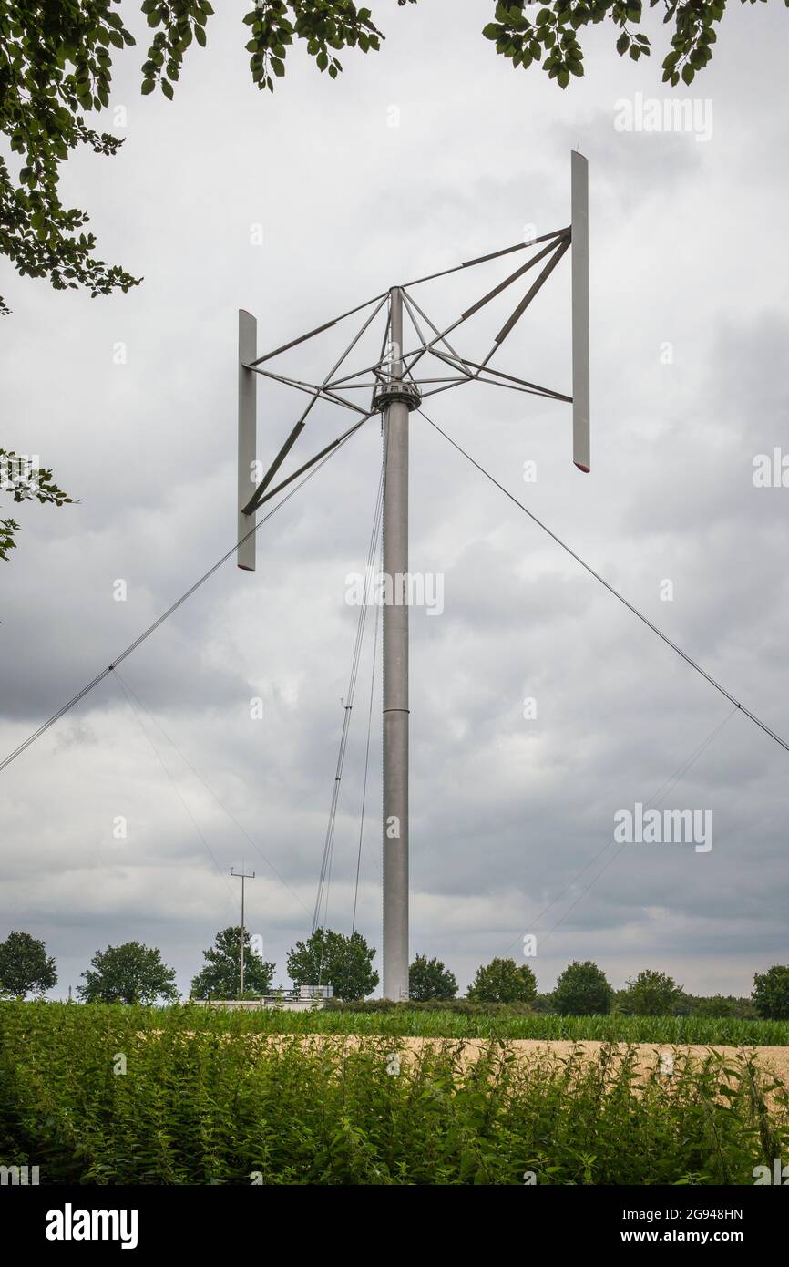 Turbina eolica ad asse verticale, chiamata anche turbina eolica Darrieus, vicino a Duelmen-Rorup, regione di Muensterland, Renania settentrionale-Vestfalia, Germania. Vertikal-Win Foto Stock