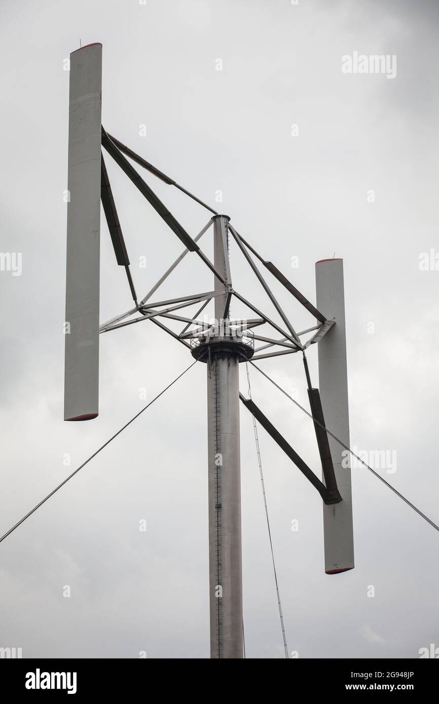 Turbina eolica ad asse verticale, chiamata anche turbina eolica Darrieus, vicino a Duelmen-Rorup, regione di Muensterland, Renania settentrionale-Vestfalia, Germania. Vertikal-Win Foto Stock