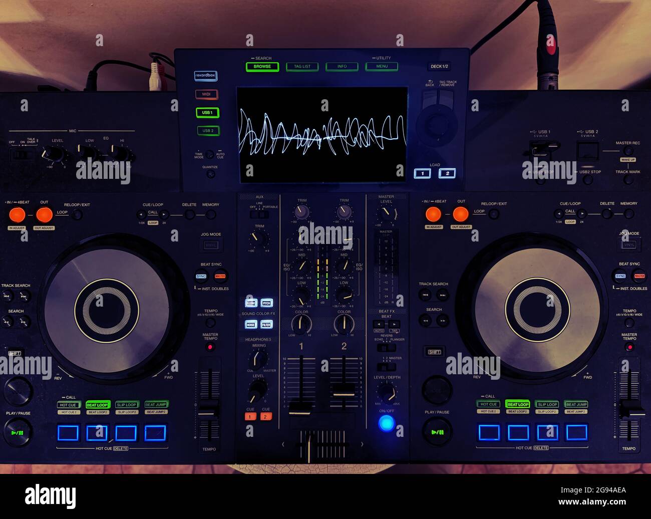 Dettaglio di un pannello di controllo audio utilizzato dal DJ per mixare musica dal vivo Foto Stock
