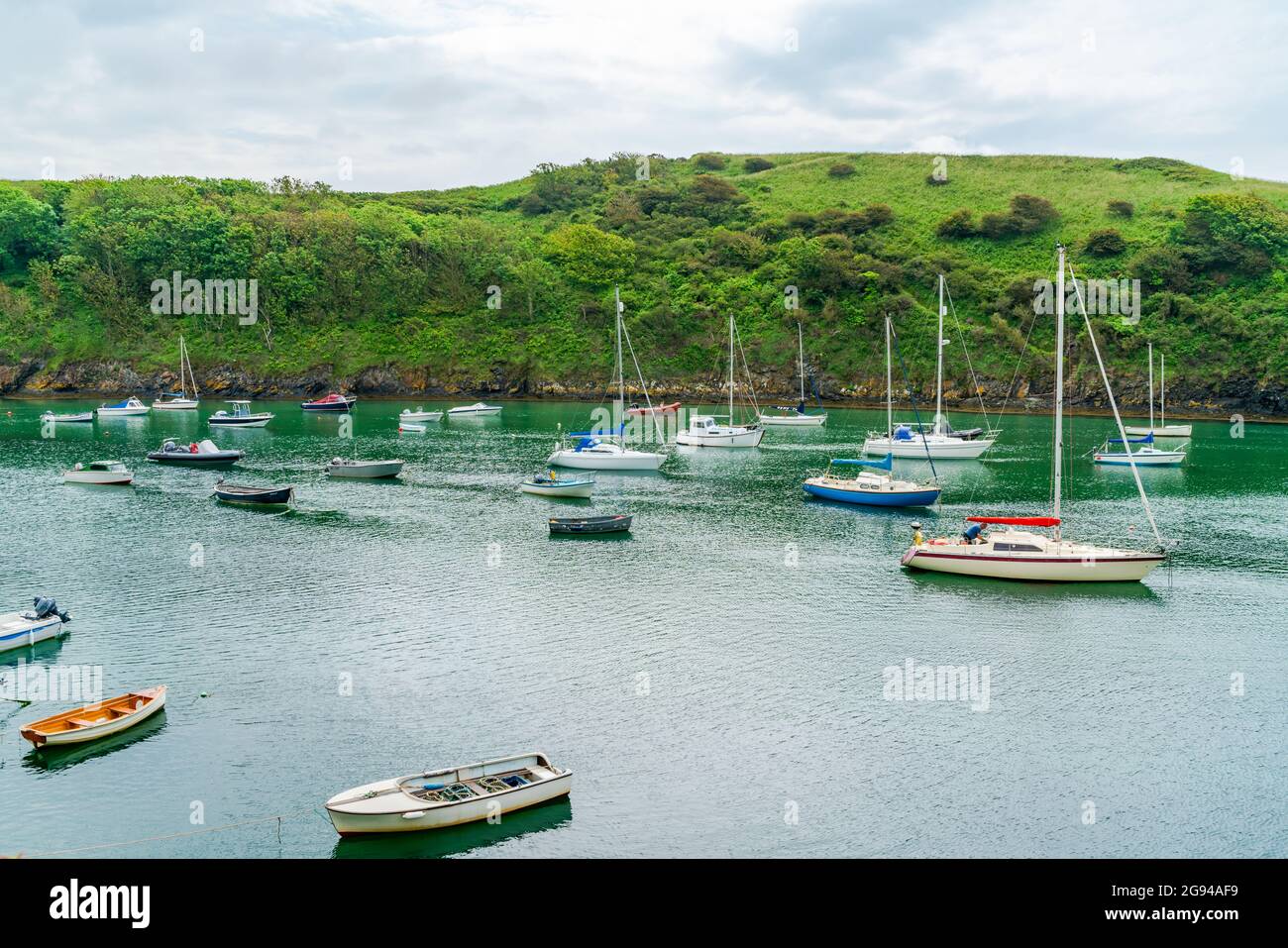 SOLVA, GALLES - 29 GIUGNO 2021: Barche e yacht nel porto di Solva, St Brides Bay. Foto Stock