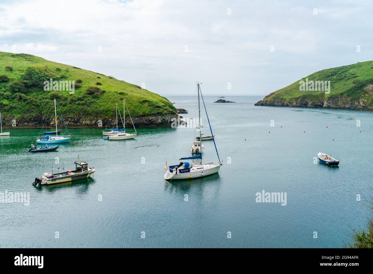 SOLVA, GALLES - 29 GIUGNO 2021: Barche e yacht nel porto di Solva, St Brides Bay. Foto Stock