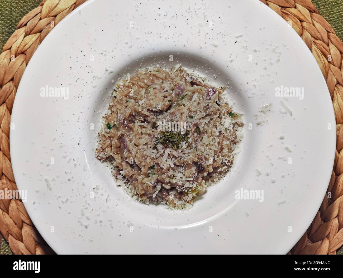 Elegante piatto bianco con risotto con funghi porcini, cucina tipica italiana Foto Stock