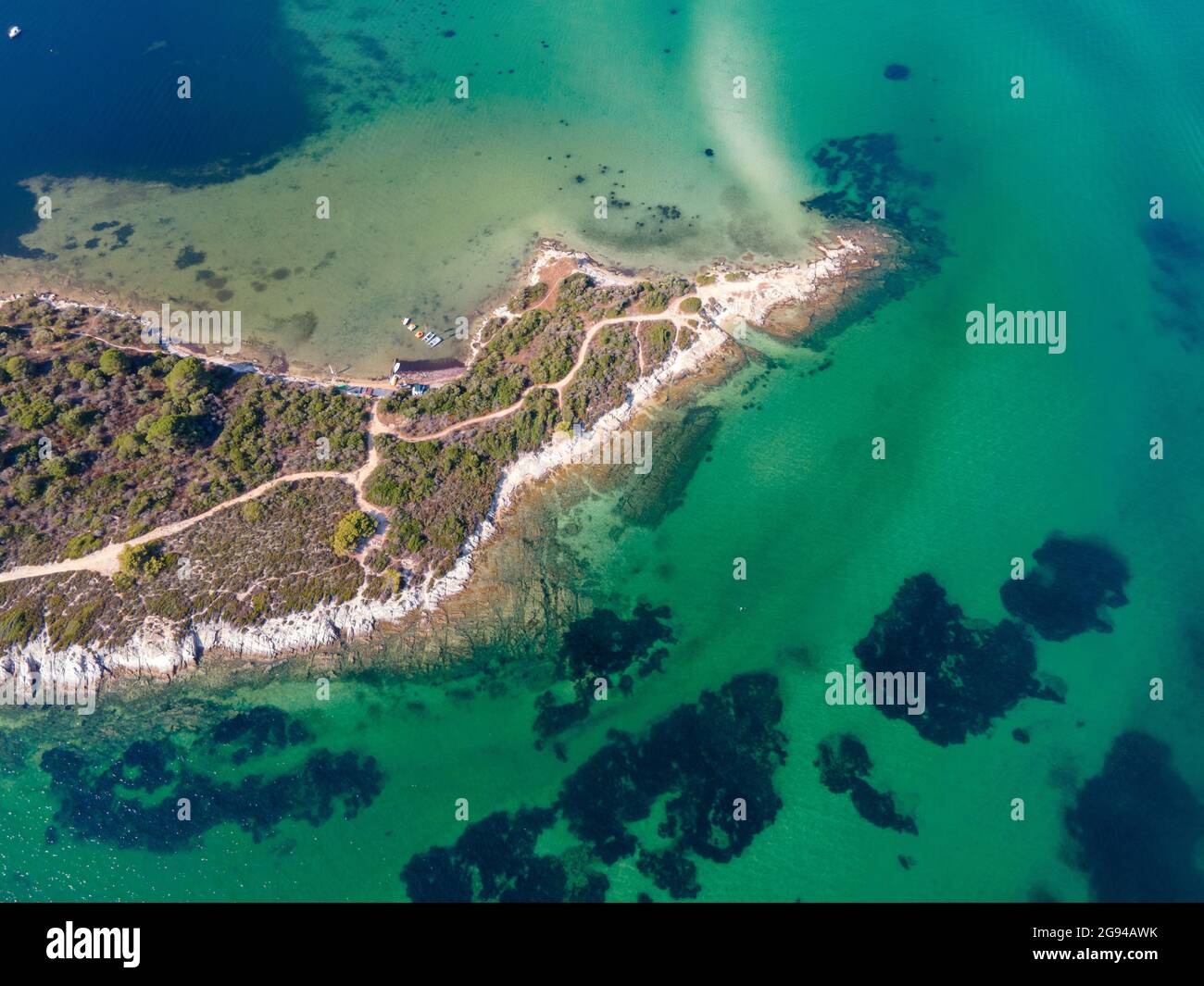 Spiaggia di Vourvourou con barche dall'alto a Chalkidiki, Grecia Foto Stock