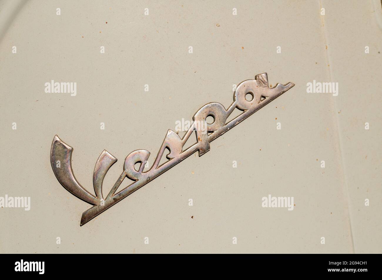 terni ,italia LUGLIO 02 2021 :logo su cornice vespa 50 speciale Foto Stock