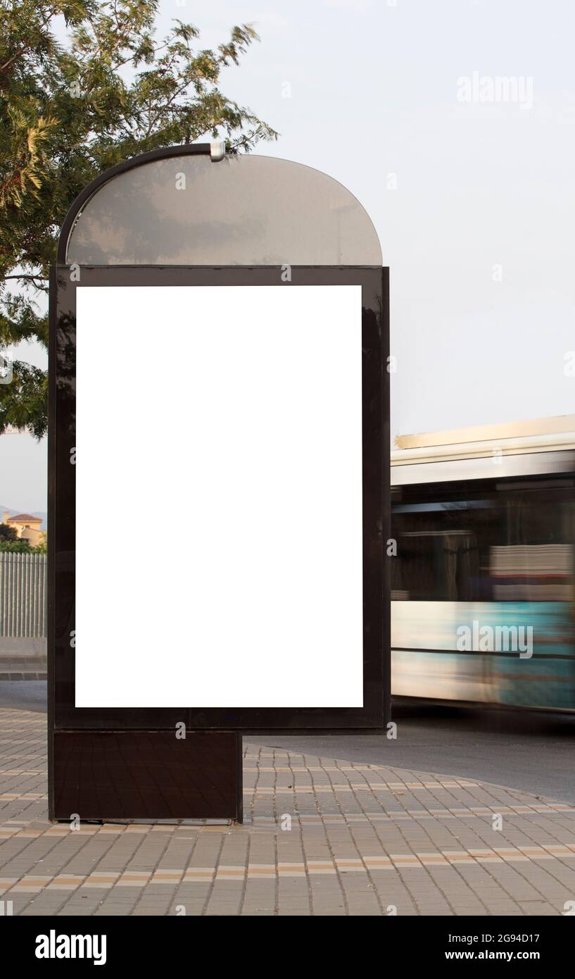 Cartelloni vuoti verticali sulla strada della città con autobus Foto Stock