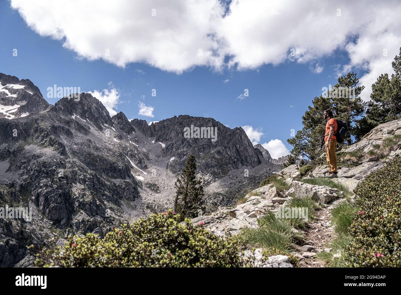 ragazzo guardando l'orizzonte dopo l'arrampicata nei pirenei Foto Stock