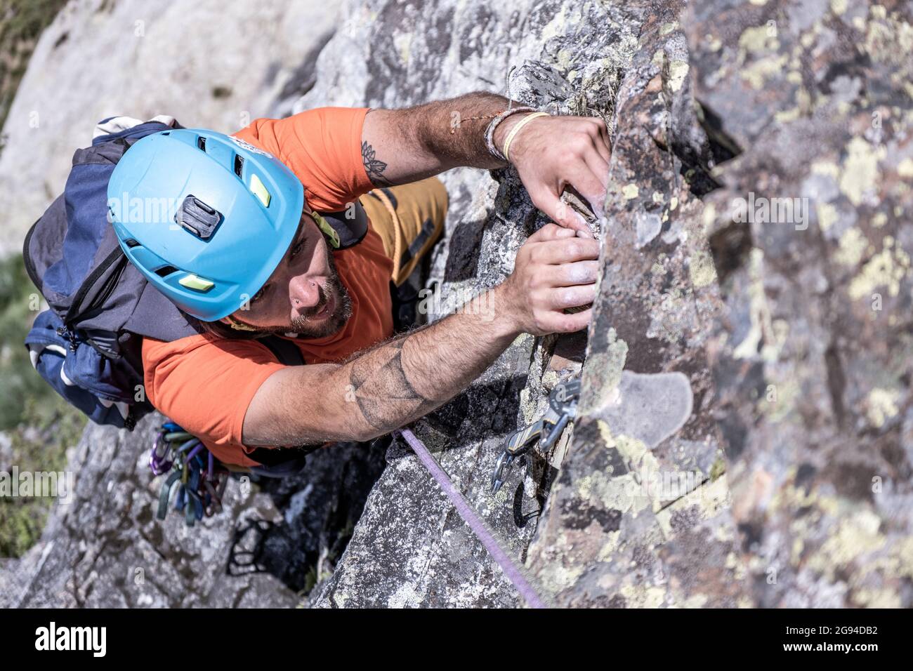 ragazzo che si arrampica nei pirenei con zaino e casco Foto Stock
