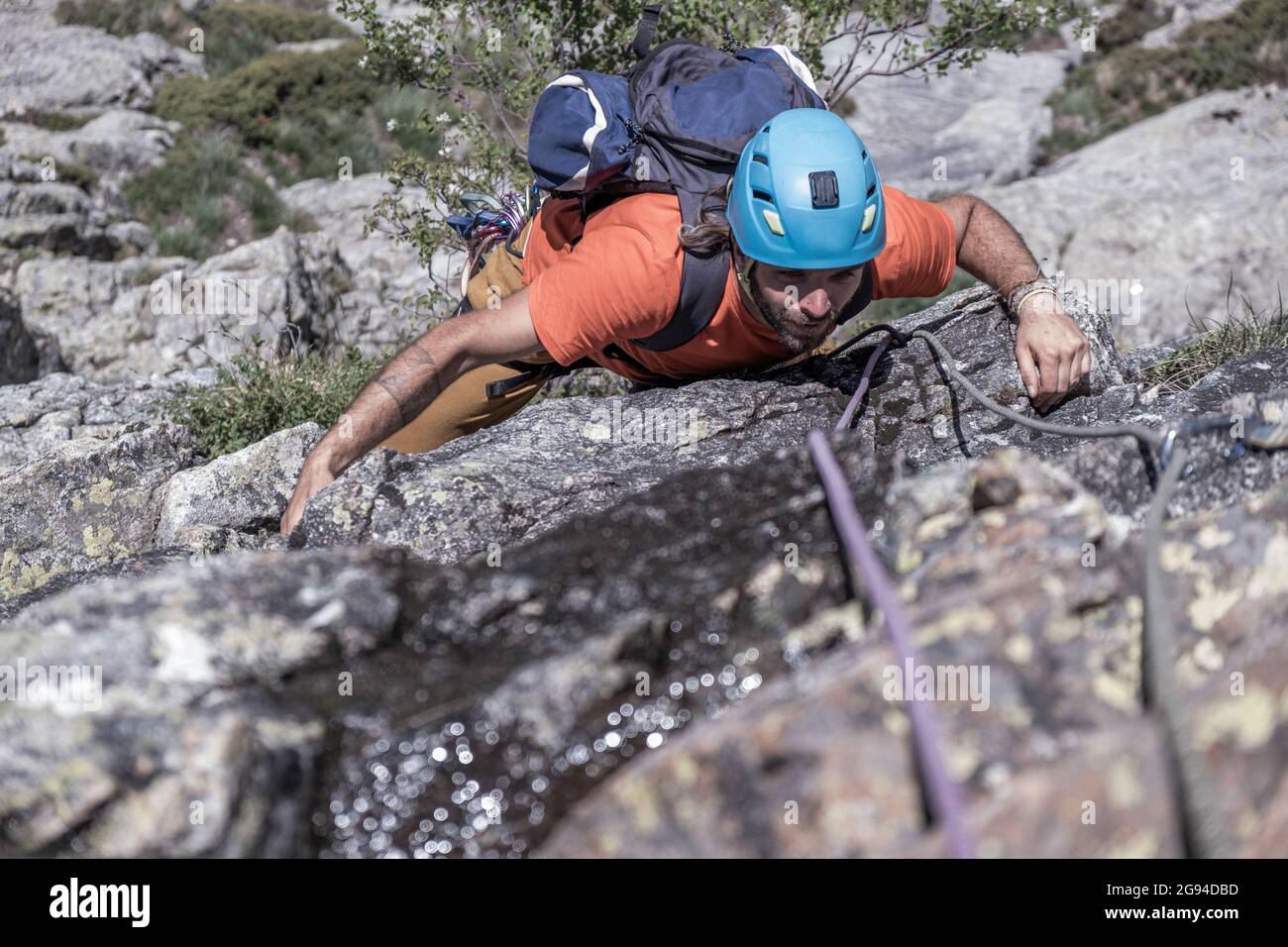 ragazzo arrampicata multipich su roccia di granito nei pirenei Foto Stock