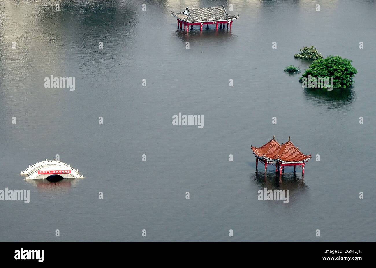 Zhengzhou. 24 luglio 2021. Foto scattata il 24 luglio 2021 mostra una vista nella città di Weihui, la provincia di Henan della Cina centrale. Credit: Li An/Xinhua/Alamy Live News Foto Stock