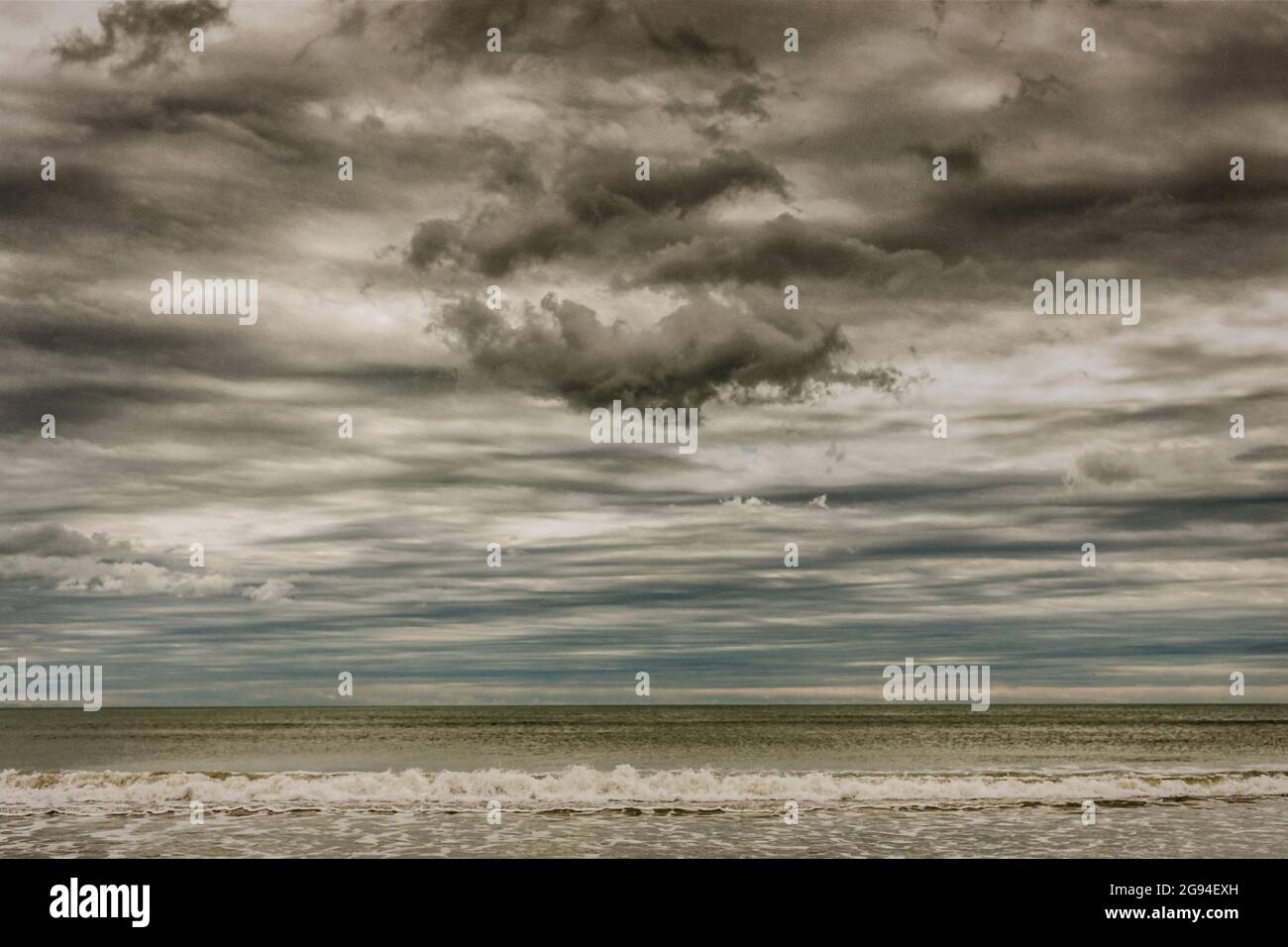 Drammatica tempesta nuvole sull'oceano a Cocoa Beach, Florida Foto Stock