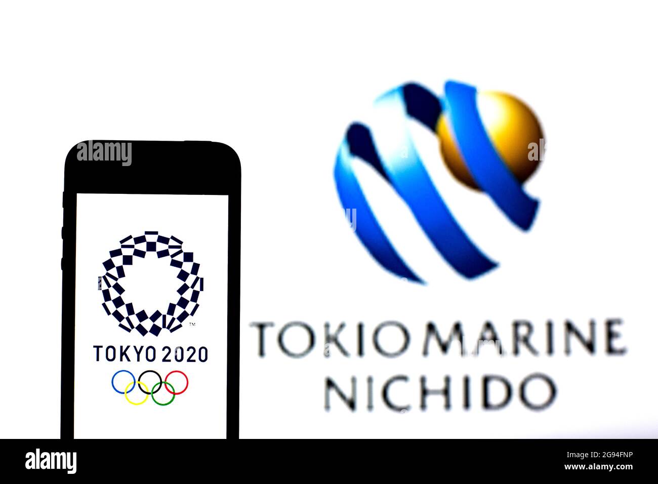 Spagna. 20 luglio 2021. In questa illustrazione fotografica, un logo dei Giochi Olimpici di Tokyo 2020 visualizzato su uno smartphone con il logo Tokio Marine & Nichido Fire Insurance Co, Ltd sullo sfondo. (Credit Image: © Thiago Prudencio/SOPA Images via ZUMA Press Wire) Foto Stock