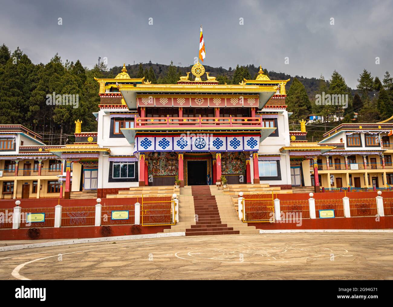 antico monastero buddista colorato con cielo nuvoloso da angolazioni diverse al giorno immagine è presa al monastero di bomdilla arunachal pradesh india. è uno Foto Stock