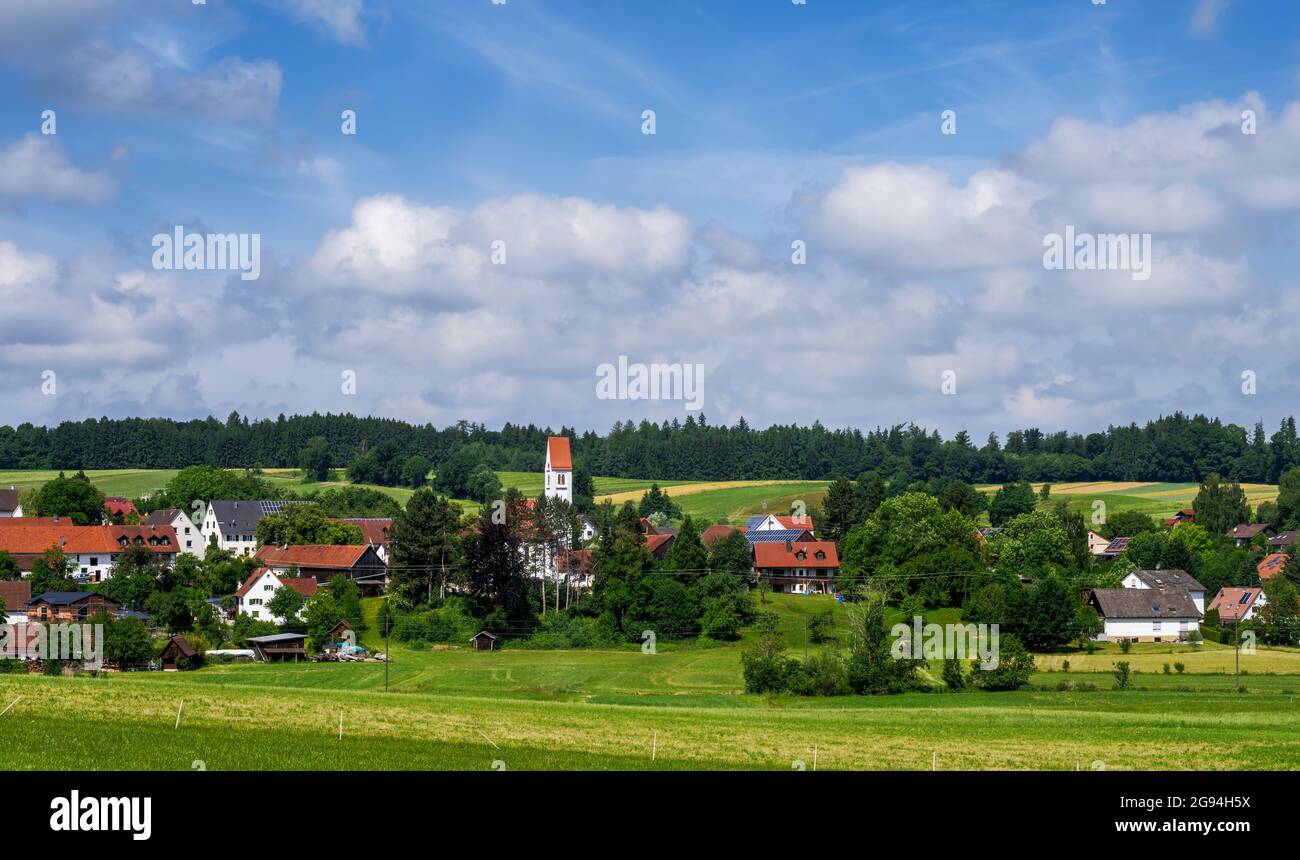 Villaggio in un paesaggio idilliaco della Baviera Foto Stock