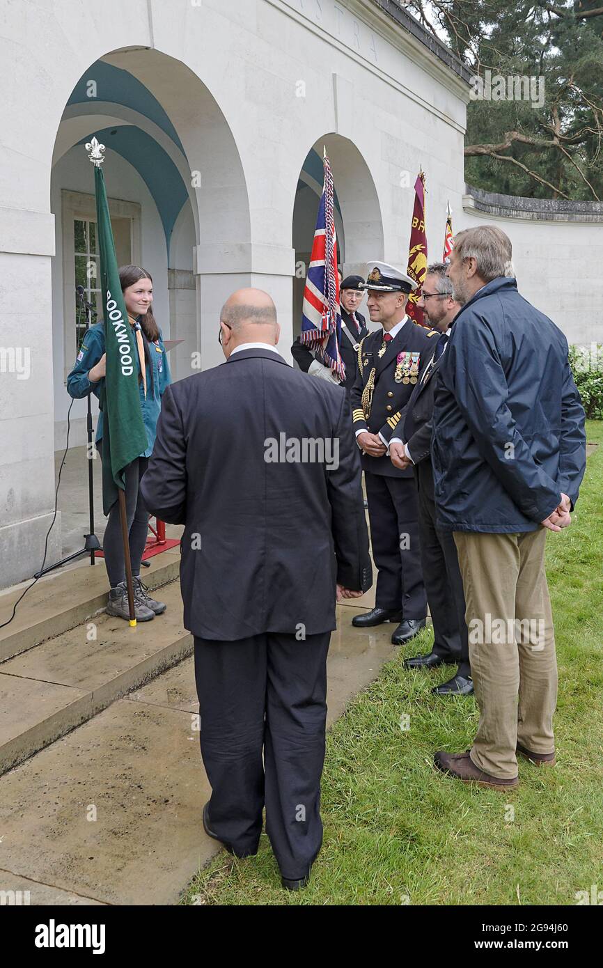 Kevin Davis Brookwood Last Post Association (back to camera) e poi Angelo Munsel, sovrintendente ABMC; Cllr Liam Lyons, sindaco Woking & Capitano Flamant Ambasciata Belga Difesa Attache ispezionare gli Standard qui parlando con un Woking Scout sezione portatore standard durante l'80 ° anniversario di servizio di Brookwood Last Post Association Foto Stock